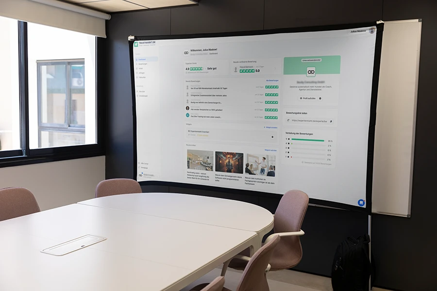 Bewertungsübersicht auf Trustmarkt.de wird im Meetingraum präsentiert – Unternehmensbewertungen im Fokus