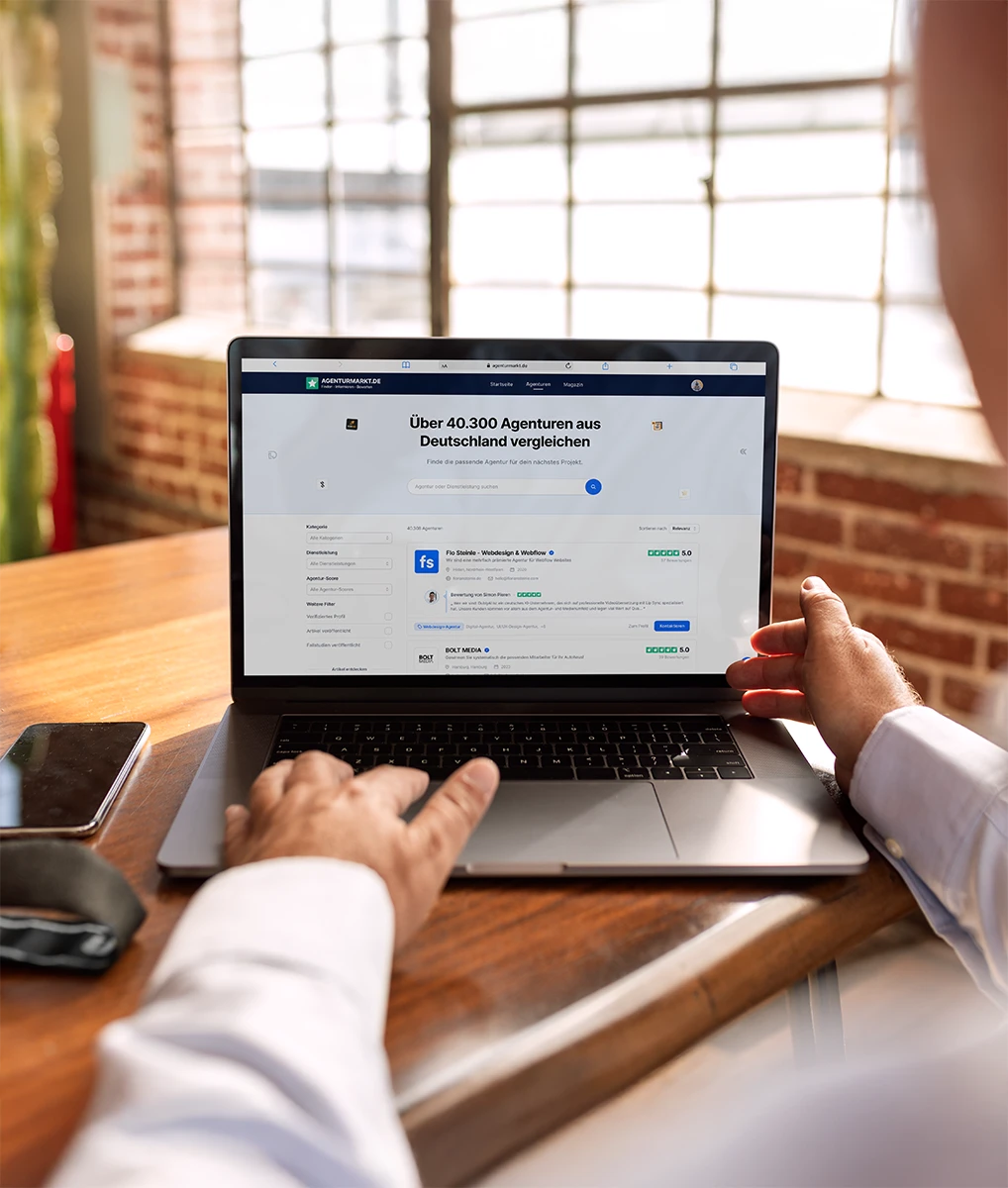 Person vergleicht über 40.000 Agenturen auf Agenturmarkt.de – Deutschlands größte Plattform für Agenturvergleiche